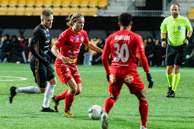 Marcel Wargh går in i startelvan mot MuSa, förmodligen som mittback i stället för den bänkade Oskar Sandström. Här driver Wargh med bollen för Jaro mot SJK Akatemia. I förgrunden Jean Mabinda.