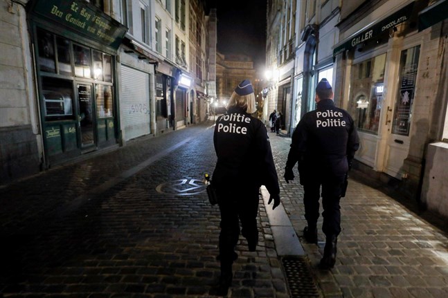 Polis övervakar utegångsförbudet i Bryssel.