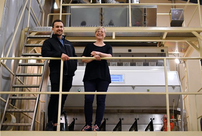 Syskonen Mark och Frida-Maria Engelholm blir nya ägare till Caraway då pappa Torbjörn Engelholm stiger åt sidan. Här står de vid sorteringsmaskinen.