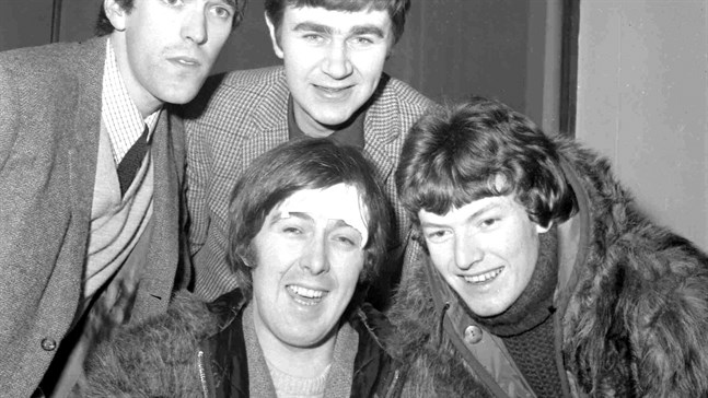 Spencer Davis, i mitten, med en omplåstrad panna efter en bilolycka, tillsammans med övriga medlemmar i The Spencer Davis Group. Året är 1966. Arkivbild.