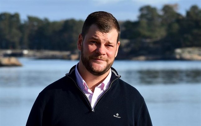 Kommunstyrelsens ordförande Wilhelm Liljeqvist (SFP) har varit kritisk till det politiska spel som lett upp till kommundirektörens avgång, men tycker det är hoppfullt att de olika partierna lyckats samarbeta under processens gång.