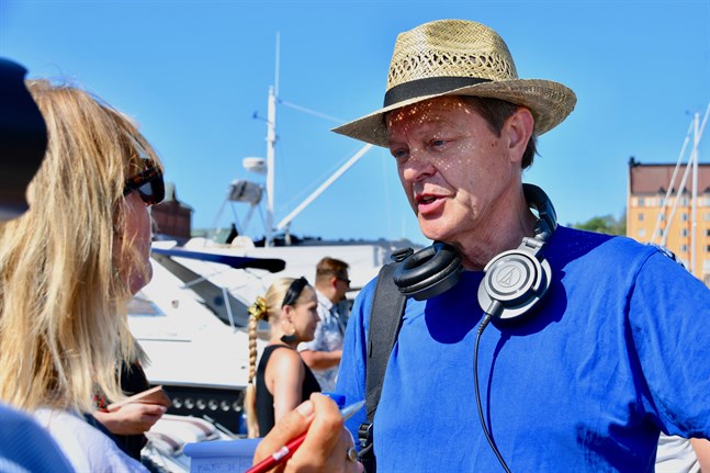 Claes Olsson var uppe i Jakobstad en del under arbetet med "Jeppis suger". Men som producent anser han inte att han bör vara med hela tiden och flåsa regissören i nacken. Fotot är taget i Helsingfors sommaren 2020.