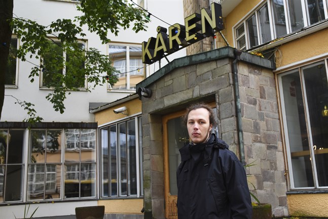 Henrik Wallen och 50 andra studerande bor på Tavasthem som sitter ihop med Kåren. De fick komma och hämta de viktigaste ägodelarna på söndagen, men det är ännu oklart när de får återvända hem.