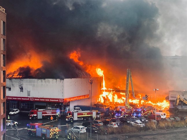 En industribyggnad fattade eld i Åbo på eftermiddagen.