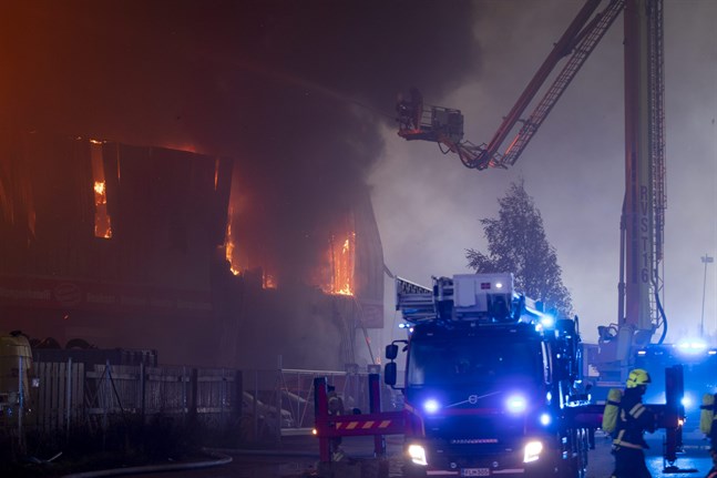 Räddningsverket gick ut med ett varningsmeddelande till allmänheten i samband med den förödande eldsvådan på Pansiovägen i Åbo.