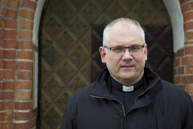 "Man färdas inte framåt med hjälp av att utfärda varningar", säger biskop Bo-Göran Åstrand vid Borgå stift.