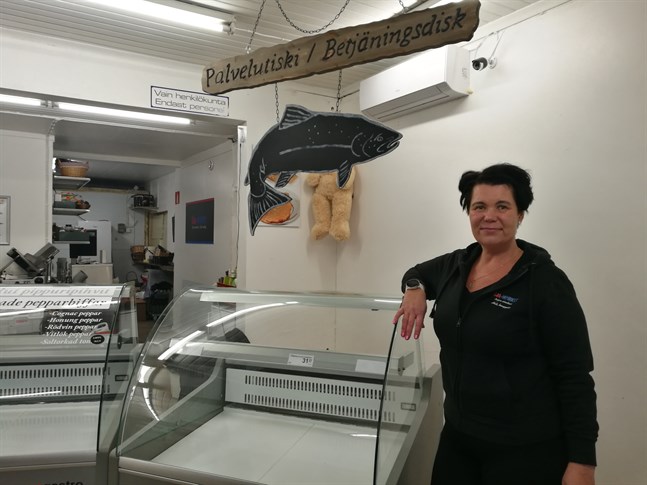 Nu gapar diskarna tomma, men Heli Maunula vågar nästan lova Öjaborna och sommarstugeägarna att de också i fortsättningen ska kunna köpa fiskprodukter och Öja-Markets berömda biffar under somrarna.
