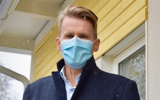 – Sexorna petar mer på munskydden än de äldre eleverna. Men överlag har det gått bättre än förväntat att introducera munskydd i skolan, säger Peter Lindqvist, rektor i Oxhamns skola i Jakobstad.