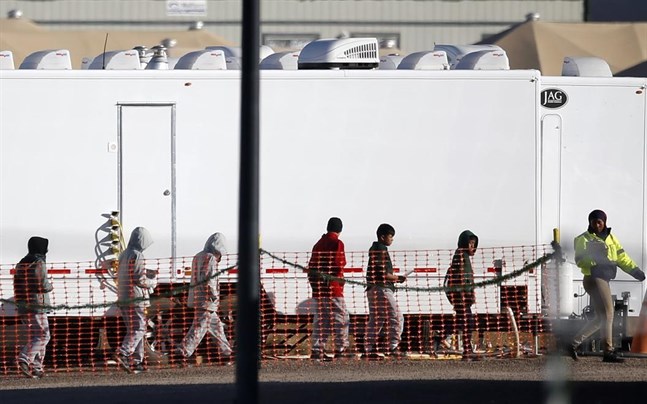 Minderåriga migranter i förvaring i ett läger utanför Tornillo i Texas.