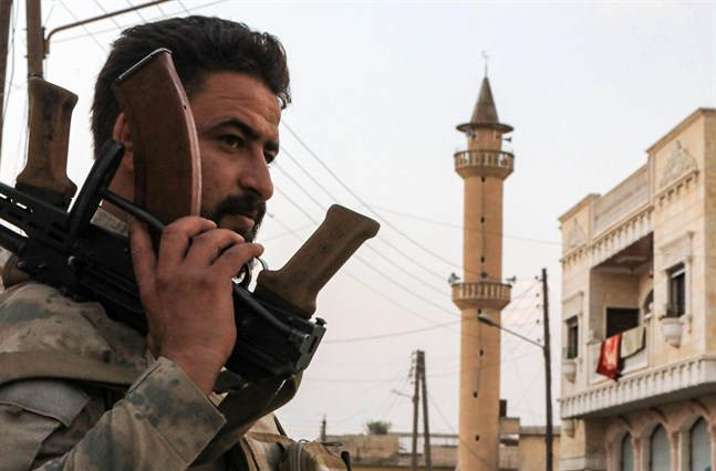 En syrisk bundsförvant till de turkiska styrkorna håller utkik i byn Abdi Koy i norra Syrien i slutet av september. Turkiet har fört ett anfallskrig i Syrien sedan de amerikanska styrkorna lämnade landet i fjol.