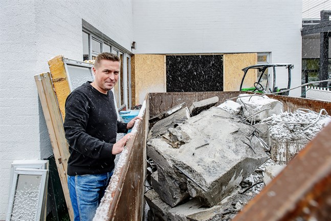 Det här är vad som finns kvar av gamla simbassängen från åttiotalet som rivs som bäst vid Malmska, säger Tommy Nordlund, direktör för Malmska fastigheter. I stället byggs flera mottagningsrum och ett personalrum.