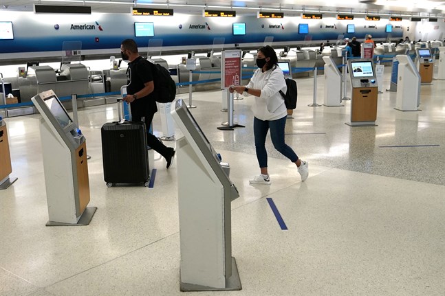Passagerare på Miamis internationella flygplats, där tullen beslagtog de flera tusen år gamla monoliterna.