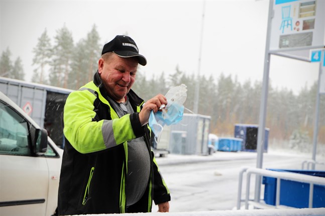 Ulf Häggvik slänger det allra första skräpet vid Stormossens återvinningsstation i Yttermalax. Det kan hända att det är han som hämtar det också eftersom han sköter transporterna.