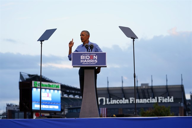 USA:s förre president Barack Obama i Philadelphia. "Vår demokrati kommer inte att fungera om de som ska vara våra ledare ljuger för oss varje dag och bara hittar på, och vi bara vänjer oss vid det", sade den förre presidenten.