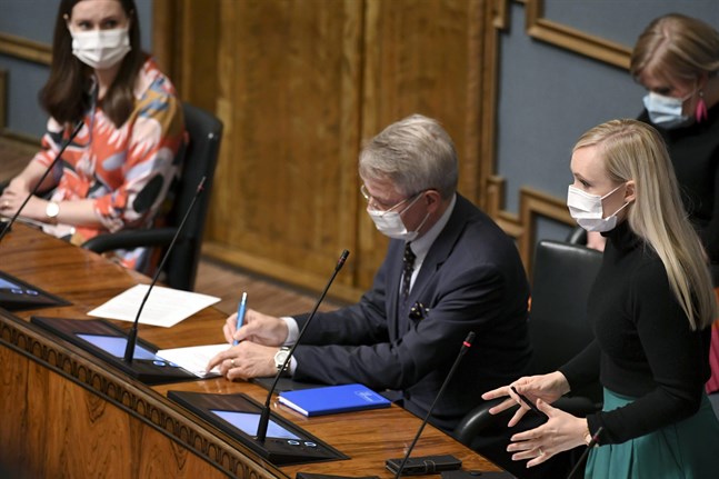 Regeringen kritiserades för att inte ha fördömt förra veckans attentat i Paris tillräckligt. "Regeringen fördömer händelsen starkt", svarade utrikesminister Pekka Haavisto (Gröna).