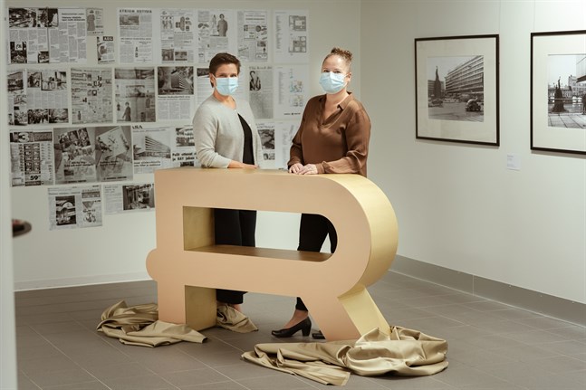 Rewells vd Susanna Spak och marknadsföringschef Hannele Kyrönlahti bakom köpcentrets splitternya logotyp.