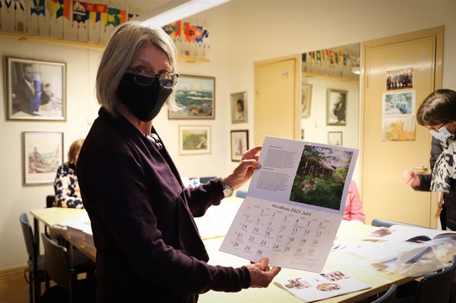 Coronaepidemin har ställt till det även för föreningen Vasa-Korsholm guider. Eftersom många av deras guidningar ställts in har de nu skapat en almanacka med tips på besöksmål som folk kan upptäcka på egen hand. Idén kläcktes av Barbro Nedermo.