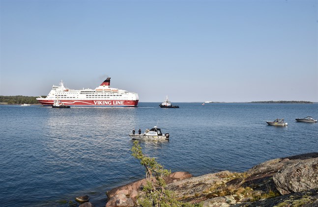 Amorella stötte på grund i Ålands skärgård den 20 september. Fartyget körde upp på land för att evakueringen skulle kunna ske tryggt. Här bogseras fartyget bort ett par dagar senare. Arkivbild.