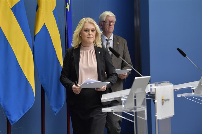 Socialminister Lena Hallengren och Folkhälsomyndighetens generaldirektör Johan Carlson meddelar att hela Sveriges befolkning nu ges samma coronaråd.