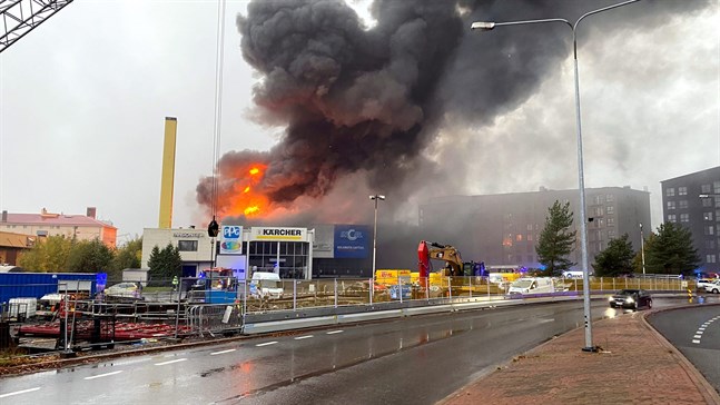 Däckföretaget Rengas Turkus lokaler skadades i en stor eldsvåda som bröt ut i Åbo på onsdagseftermiddagen.