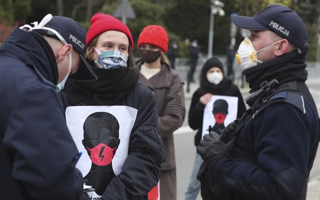 Författningsdomstolen i Polen skärper landets abortlagstiftning ytterligare. Bilden är från tidigare i år då polska kvinnorättsaktivister demonstrerade för rätten till abort.
