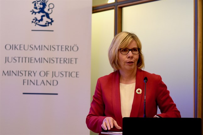 Brottsofferundersökningen från 2018 visar att var tionde kvinna har blivit utsatt för våld under det senaste året. Justitieminister Anna-Maja Henriksson (SFP) säger att vi måste ha nolltolerans mot våld.