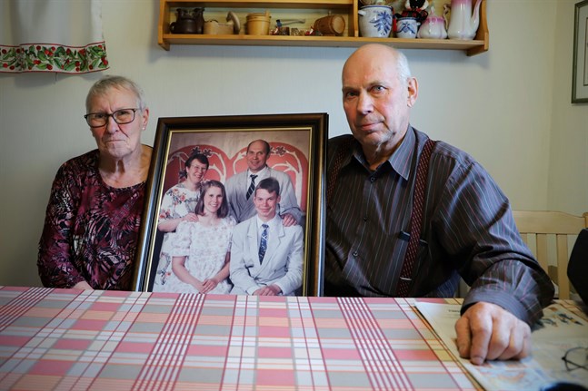 Anna-Mi och Erik Björkqvist med familjefotot de tog våren 1993. Några veckor senare hade de inte varit möjligt längre. Då var Andreas död.