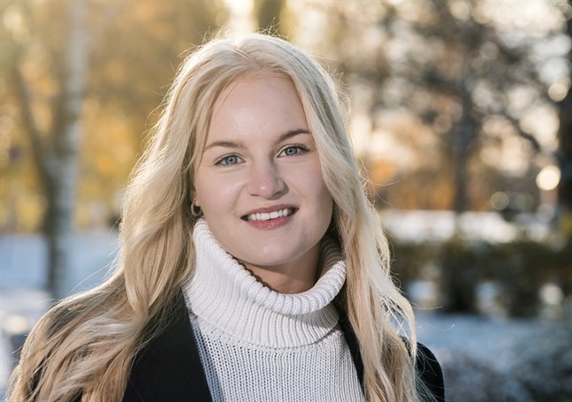 Wilma Möller är uppvuxen i Öja i Karleby. Hon ska skriva en ungdomsroman och får understöd för det.