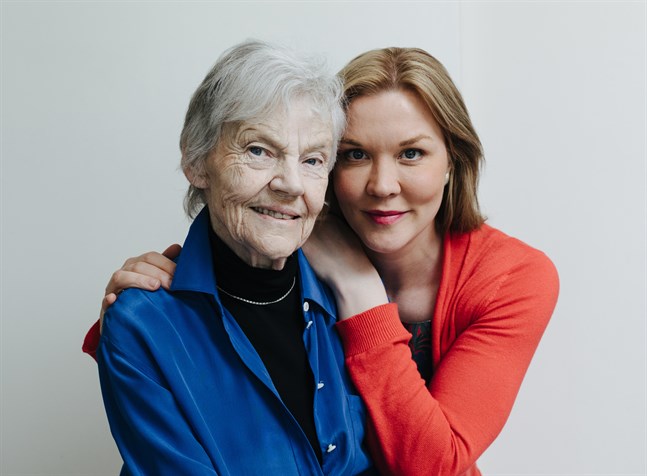 Det har blåst upp en litterär storm kring Johanna Holmströms biografi över Märta Tikkanen.