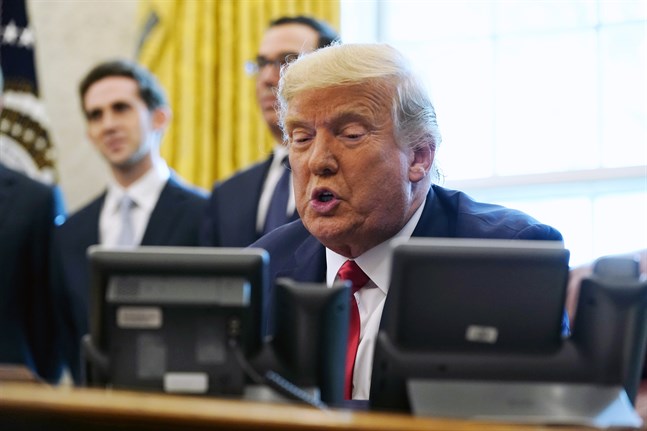 USA:s president Donald Trump presenterar fredsavtalet mellan Sudan och Israel i Vita huset.
