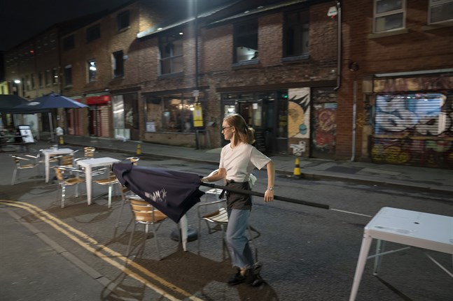 En bar i Manchester stänger sedan hårdare virusregler har införts.