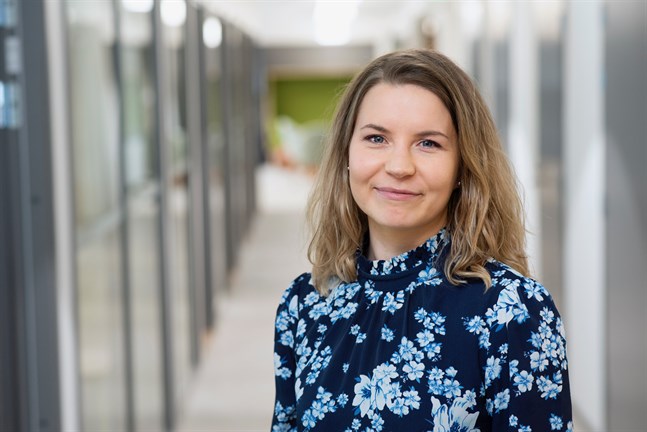 Anu Koivuluoma som är chef för samhällskontakter vid Domstolsverket säger att förvaltningsdomstolarna nu förbereder sig för att fler överklagar beslut som har att göra med coronan.
