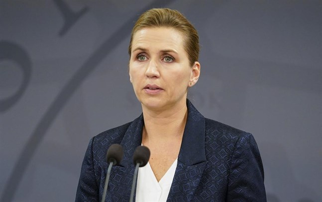 Danmarks statsminister Mette Frederiksen under fredagens pressträff om nya coronarestriktioner.