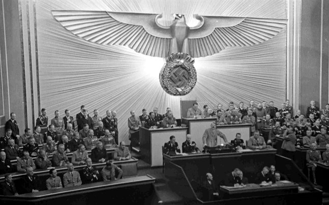 Talkort från nazistledaren Adolf Hitler har sålts på auktion. Här syns han under ett tal 1938.