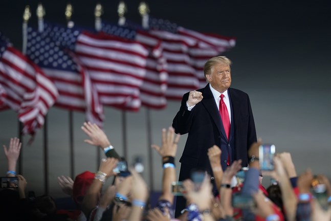 USA:s president Donald Trump hoppas bli omvald för fyra år till. Många mätningar spår dock rivalen Joe Biden som segare.