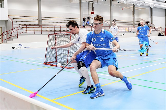 Det kan bli kvalmatcher mellan Blue Fox och Nibacos ännu denna vår. På bilden är det Elliot Wingren (Blue Fox) och Riku Anttila (Nibacos).