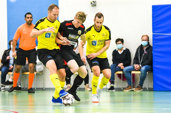 Sebastian Åström (t.v) reducerade till 3–9 på passning av Kim Salonen (t.h.).