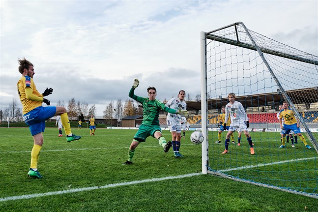 Kraft spelade division 2-kvalet mot PK-37 i oktober 2020 utan publik. Just med tanke på publiken kan säsongspremiären flyttas fram. På bilden är det Krafts Kevin Peth, som nästan lyckas nästan överlista målvakten Matias Rissanen.