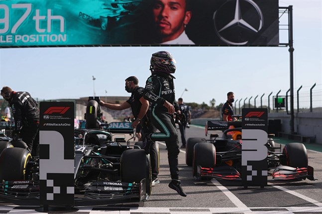 Lewis Hamilton kliver ur bilen efter att ha säkrat sin 97:e pole position.