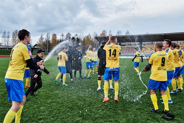 Champagnen är korkad och Kraft firar hejvilt. Vid årsskiftet inleddes förberedelserna för division 3-säsongen. Nära elva månader senare är laget klart för avancemang.