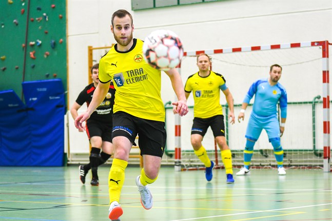 Kim Salonen, liksom hela IK Myran, gjorde sin första division 1-match. Bakom syns lagkaptenen Sebastian Åström och målvakten Oskar Backström.