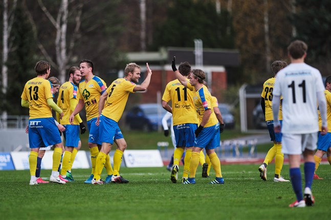 Där satt den. Krafts rutinerade Jens Nygård har gjort 1–0 i lördagens kvalmatch. Kraft vann med övertygande 4–1 och biljetten till division 2 är fixad.