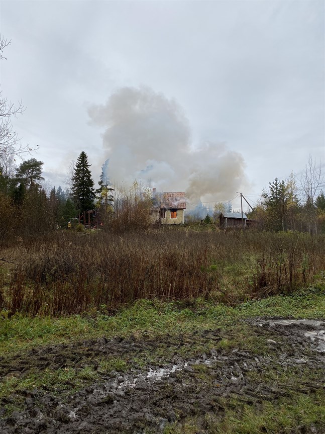 Ett ödehus vid Strandvägen i Korsnäs står i full brand.