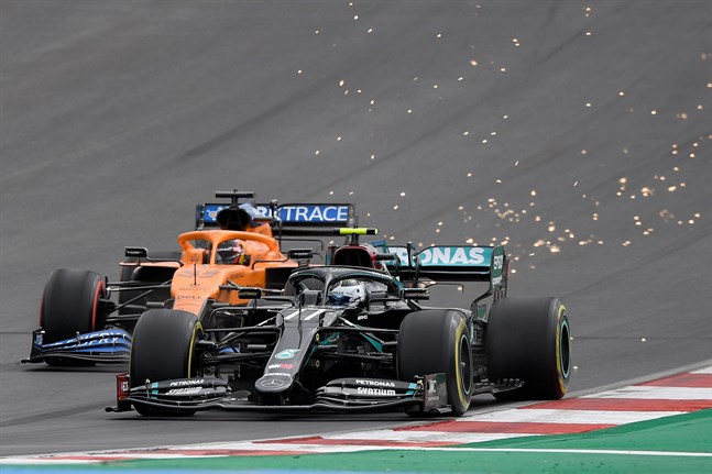 Mercedesföraren Valtteri Bottas (svarta bilen) i kamp med Carlos Sainz.