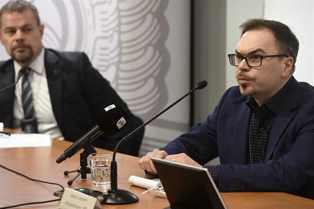 Centralkriminalpolisens chef Robin Lardot (till vänster) och kriminalkommissarie Marko Leponen på Centralkriminalpolisen berättade om polisens utredning av Vastaamoläckan på söndagen.