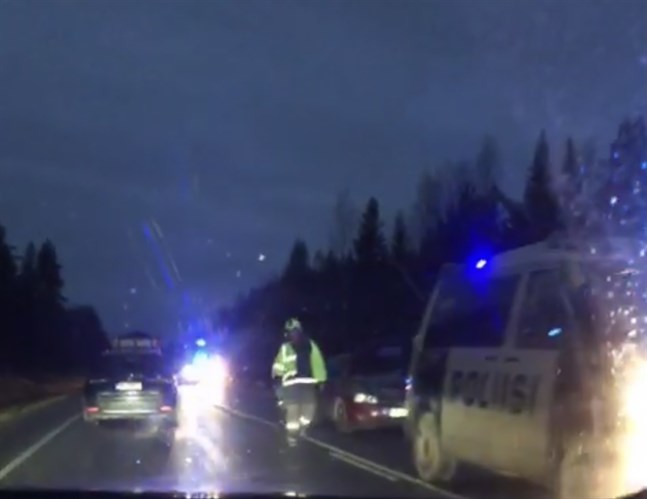En personbil krockade med en älg på riksväg 8 vid Palvis i Vörå på söndagseftermiddagen.