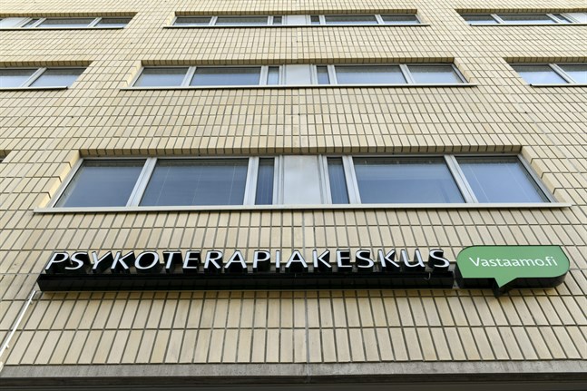 Psykoterapicentret Vastaamos kunder har fått hotelser per mejl där de ombeds betala för att undvika att information om dem läcks ut på darknet.