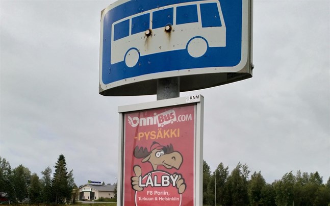 En tryggare och mera skyddad busshållplats behövs i Lålby, påpekar tre politiker i en motion.