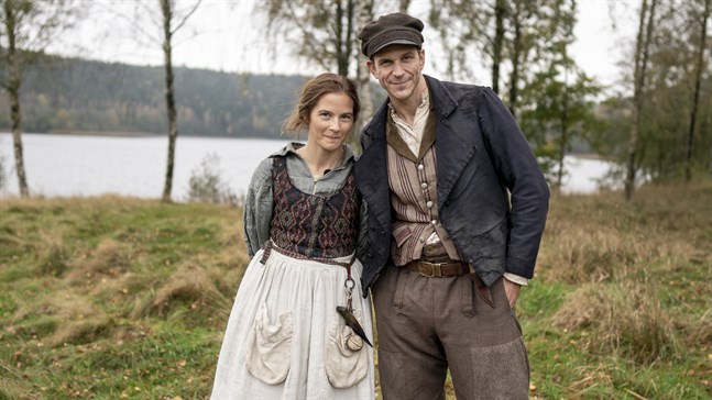 Kristina (Lisa Carlehed) och Karl Oskar (Gustaf Skarsgård).