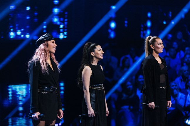 I det första avsnittet av "All together now Suomi" fick Heroines (Ilona Savolainen, Rafaela Truda och Stella Löflund) rekordmånga i juryn att ställa sig upp och sjunga med.